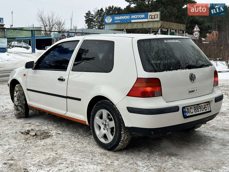 Хэтчбек Volkswagen Golf 1999 в Остроге