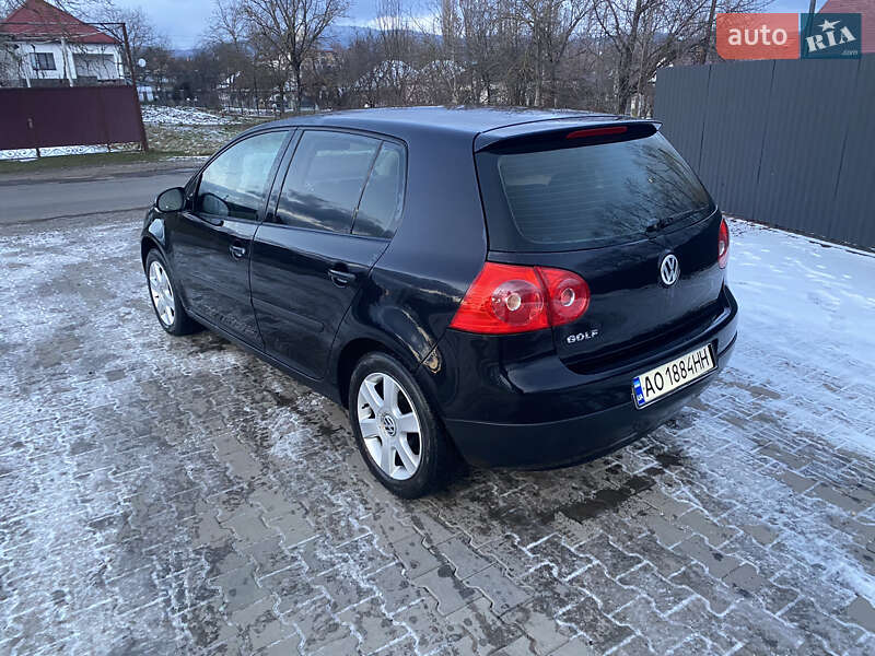 Хэтчбек Volkswagen Golf 2004 в Иршаве