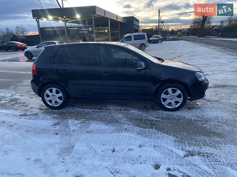 Хэтчбек Volkswagen Golf 2004 в Иршаве