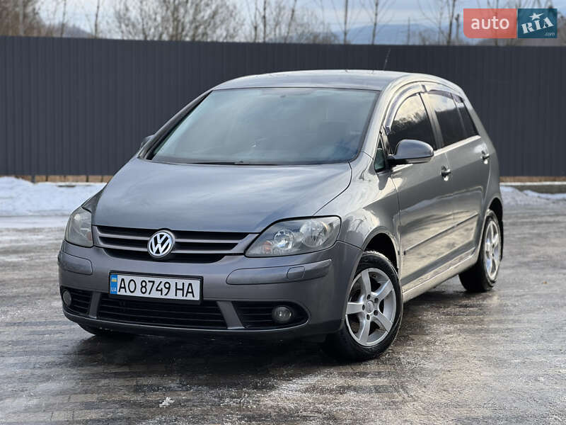 Хэтчбек Volkswagen Golf 2005 в Сваляве