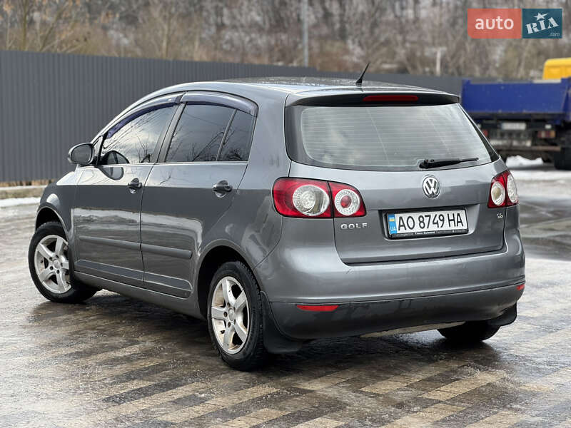 Хэтчбек Volkswagen Golf 2005 в Сваляве