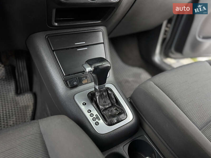 Хэтчбек Volkswagen Golf 2005 в Сваляве