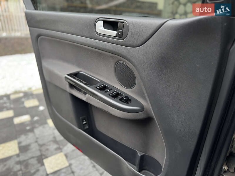 Хэтчбек Volkswagen Golf 2005 в Сваляве