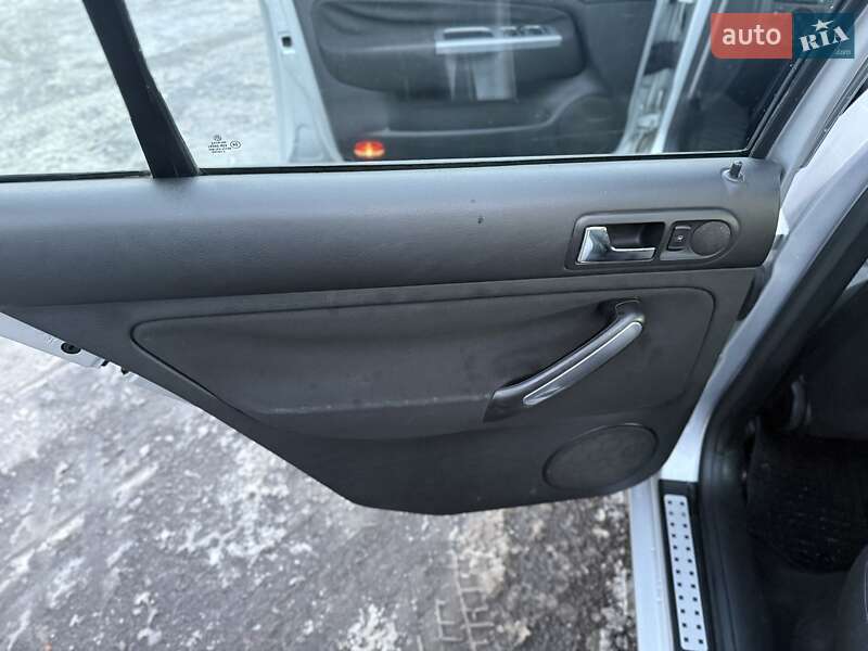 Универсал Volkswagen Golf 2003 в Ровно