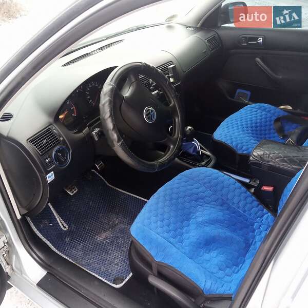 Хэтчбек Volkswagen Golf 2001 в Ладыжине