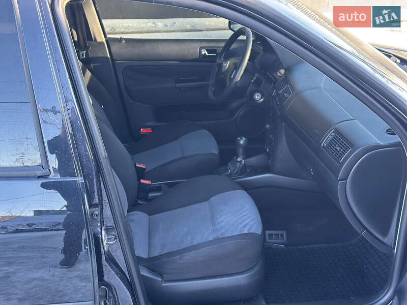 Хетчбек Volkswagen Golf 2003 в Львові