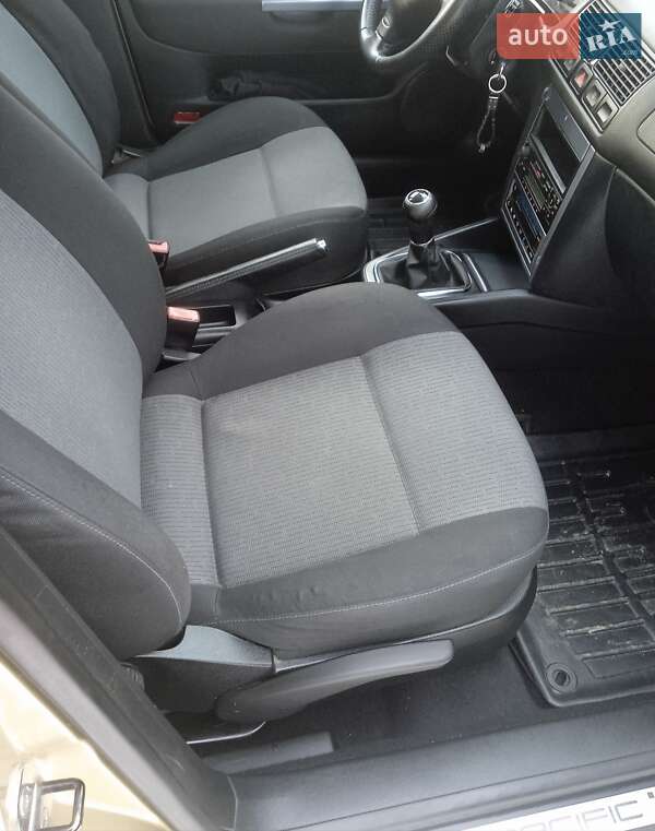 Хетчбек Volkswagen Golf 2003 в Красилові