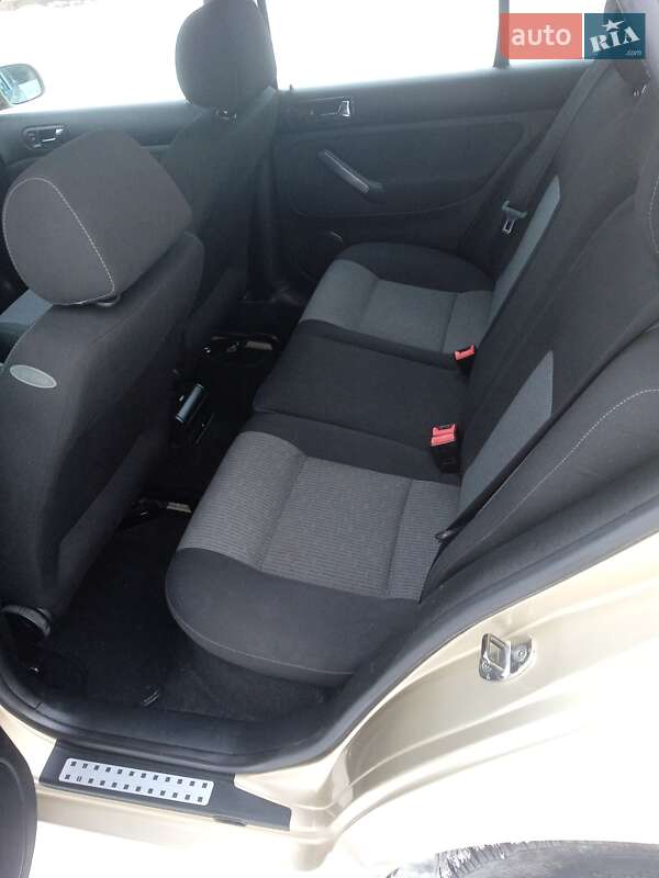 Хетчбек Volkswagen Golf 2003 в Красилові