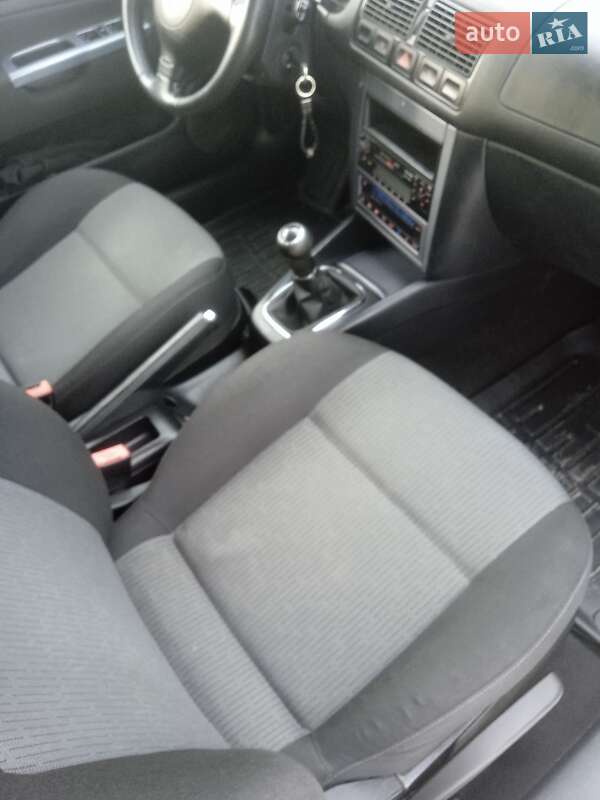 Хетчбек Volkswagen Golf 2003 в Красилові