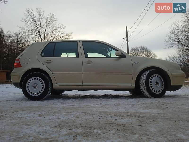 Хетчбек Volkswagen Golf 2003 в Красилові
