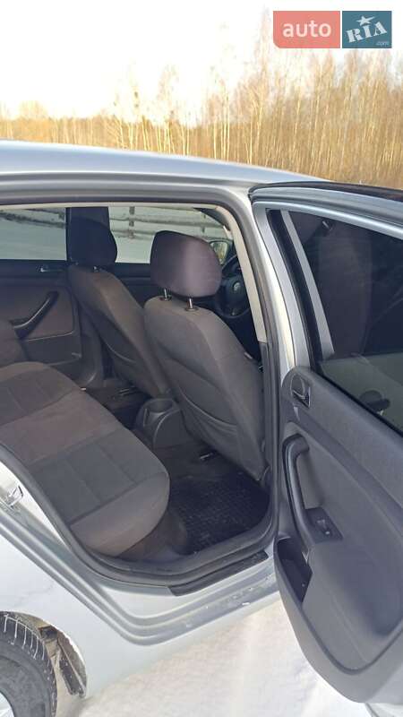 Хетчбек Volkswagen Golf 2006 в Дубровиці