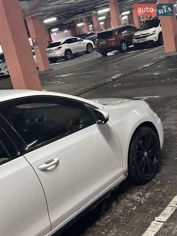 Хэтчбек Volkswagen Golf 2010 в Киеве