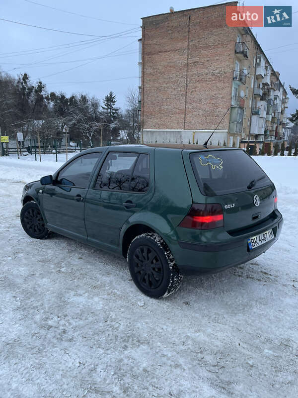Хэтчбек Volkswagen Golf 2001 в Остроге