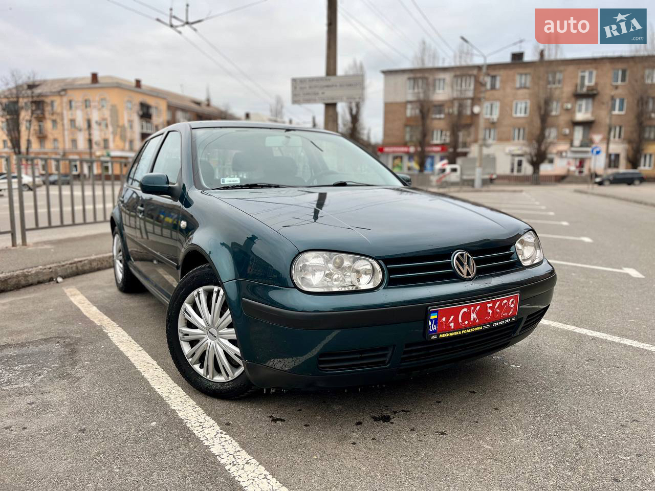 Продам свіжозагнаний гольф. Авто вже розмитнене та готове на постановку на перший облік. Стоїть двигун 1.4 бензин, дуже економний, росхід по місту 7-8 літрів, за містом 5-6 літри. Авто в гарному стані, ніяких вкладень не потребує. Резина зимова, як нова. Більш детально за телефоном!