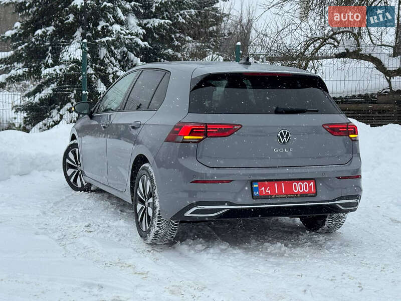 Хэтчбек Volkswagen Golf 2023 в Львове