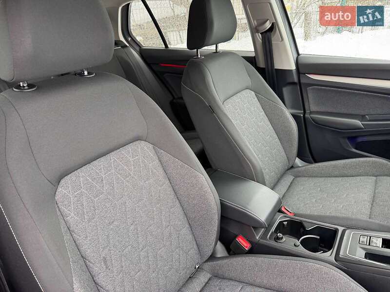 Хэтчбек Volkswagen Golf 2023 в Львове