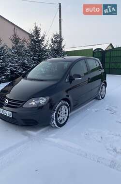 Хэтчбек Volkswagen Golf 2005 в Чутове