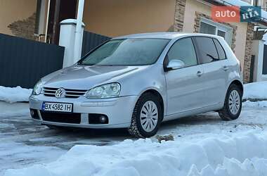 Хетчбек Volkswagen Golf 2004 в Хмельницькому