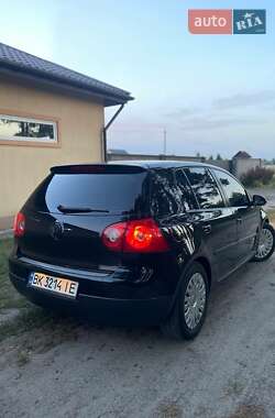 Хэтчбек Volkswagen Golf 2003 в Сарнах