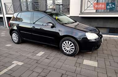 Хэтчбек Volkswagen Golf 2005 в Сваляве