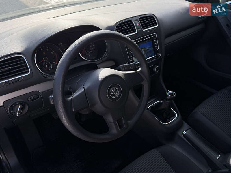 Хэтчбек Volkswagen Golf 2010 в Львове