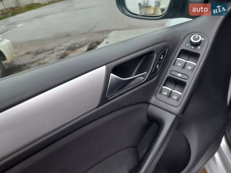 Хэтчбек Volkswagen Golf 2009 в Новой Водолаге