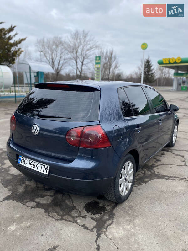 Хэтчбек Volkswagen Golf 2004 в Сколе