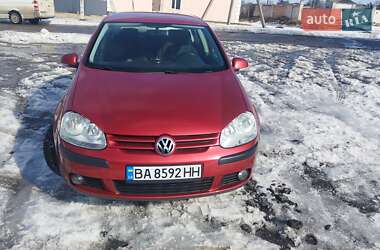 Хетчбек Volkswagen Golf 2005 в Новгородці