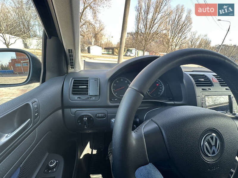 Хэтчбек Volkswagen Golf 2006 в Запорожье