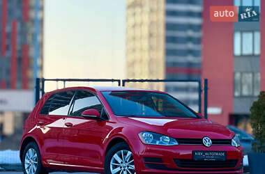 Хэтчбек Volkswagen Golf 2016 в Киеве