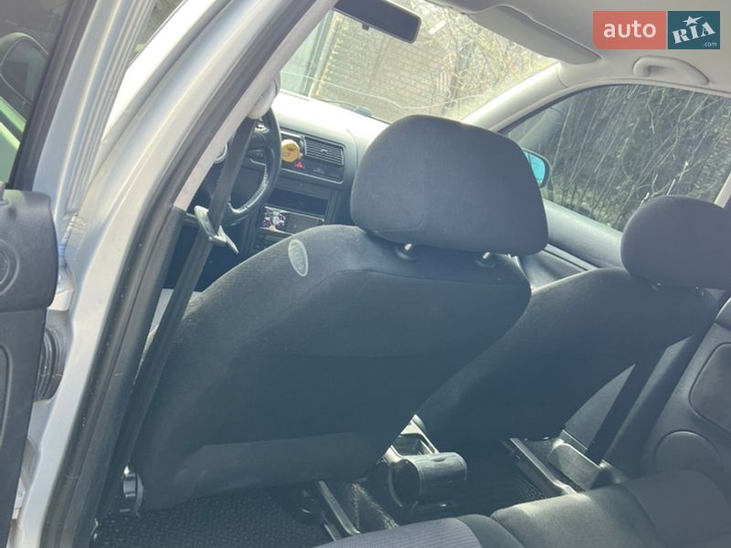 Хэтчбек Volkswagen Golf 2000 в Черновцах