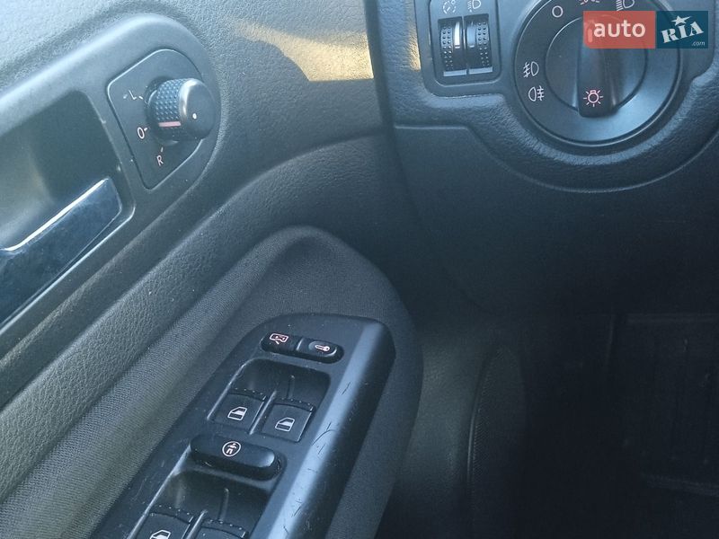 Хэтчбек Volkswagen Golf 2001 в Хмельницком