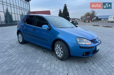 Хетчбек Volkswagen Golf 2004 в Чернівцях