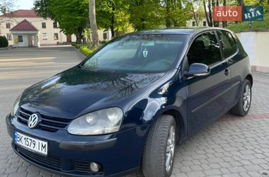 Хэтчбек Volkswagen Golf 2004 в Остроге