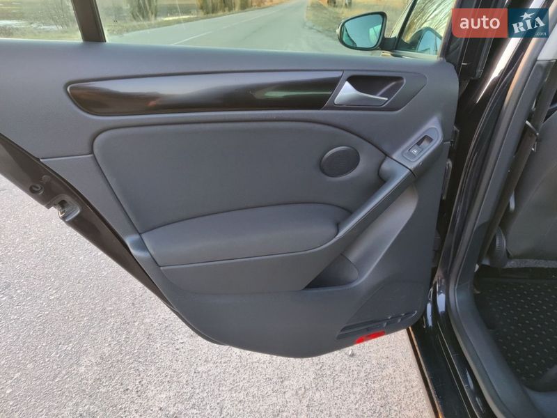 Хэтчбек Volkswagen Golf 2009 в Барышевке