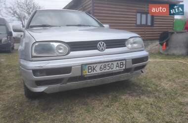 Хетчбек Volkswagen Golf 1994 в Сарнах