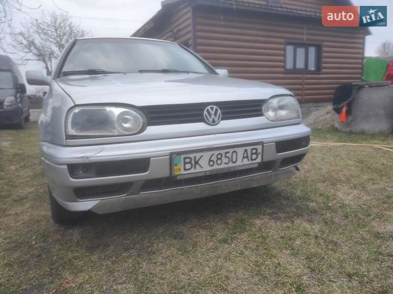 Хэтчбек Volkswagen Golf 1994 в Сарнах