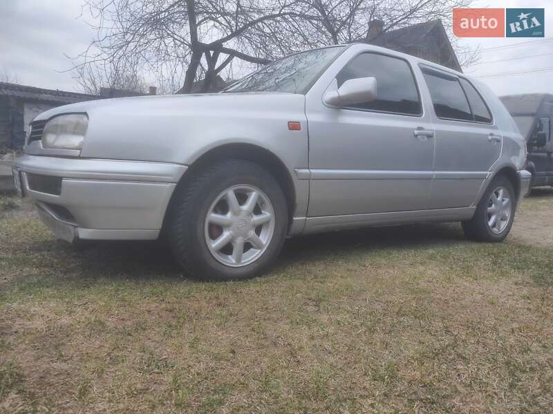 Хэтчбек Volkswagen Golf 1994 в Сарнах