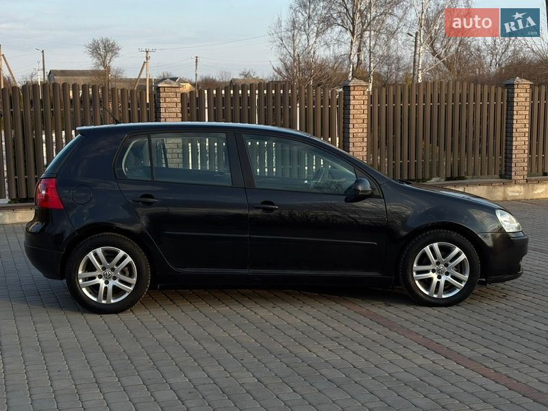 Хэтчбек Volkswagen Golf 2005 в Староконстантинове