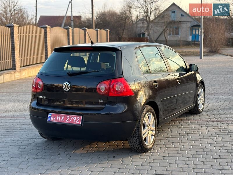 Хэтчбек Volkswagen Golf 2005 в Староконстантинове