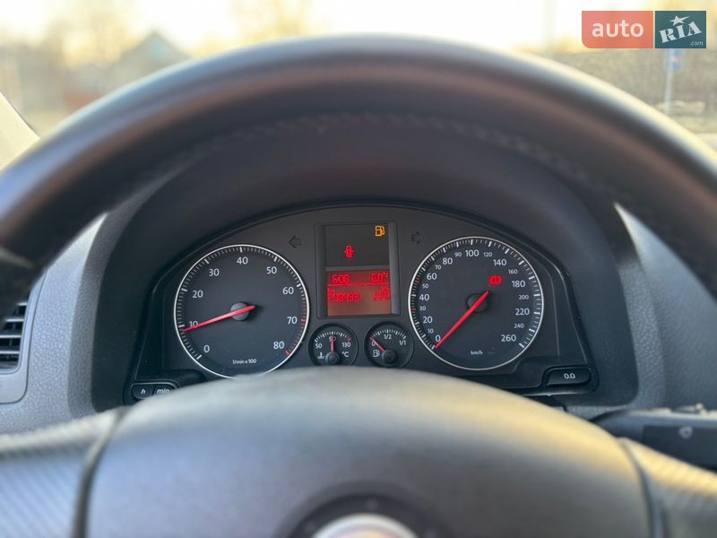 Хэтчбек Volkswagen Golf 2005 в Староконстантинове