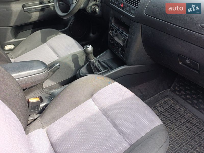 Хэтчбек Volkswagen Golf 2002 в Чорткове