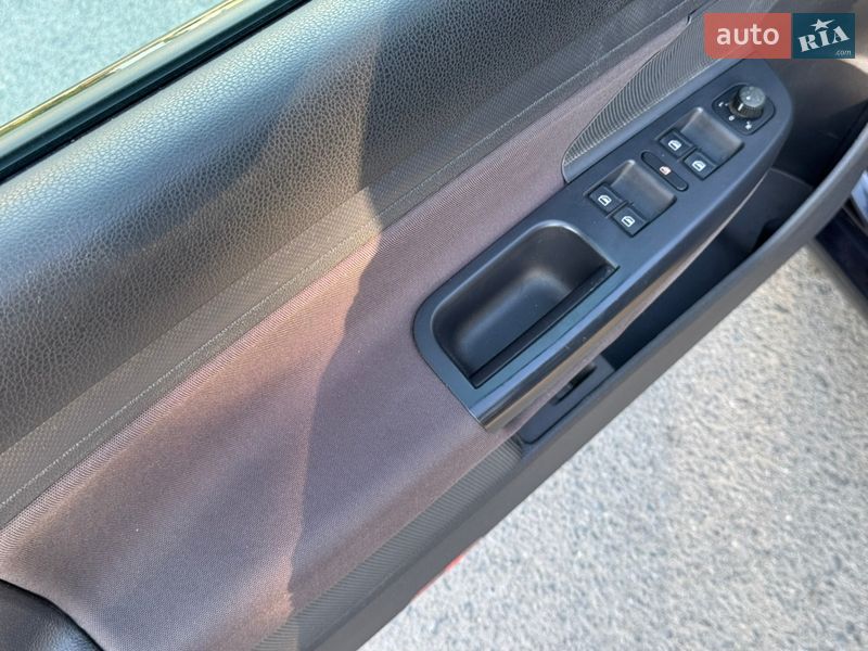 Хэтчбек Volkswagen Golf 2008 в Ужгороде