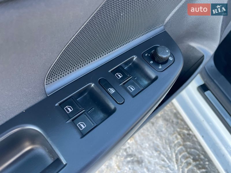 Хэтчбек Volkswagen Golf 2009 в Житомире