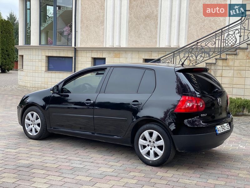 Хетчбек Volkswagen Golf 2005 в Мукачевому