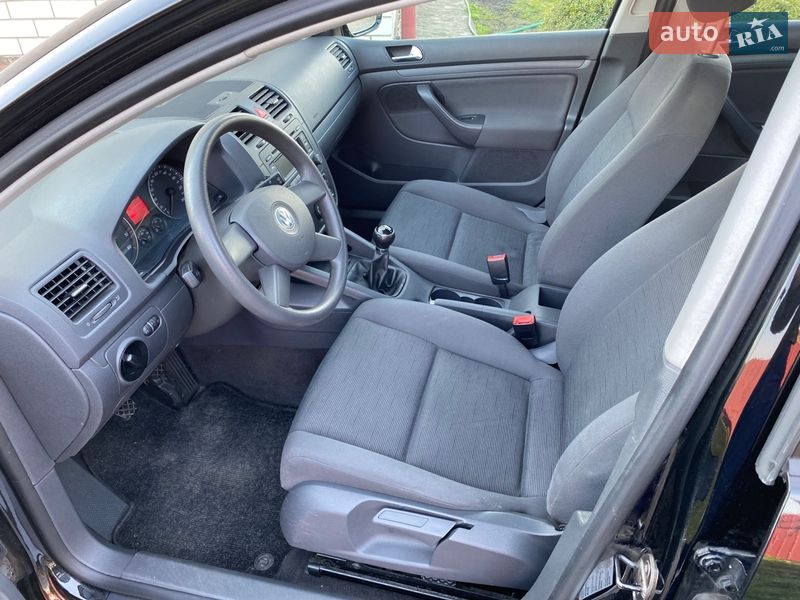 Хэтчбек Volkswagen Golf 2004 в Луцке