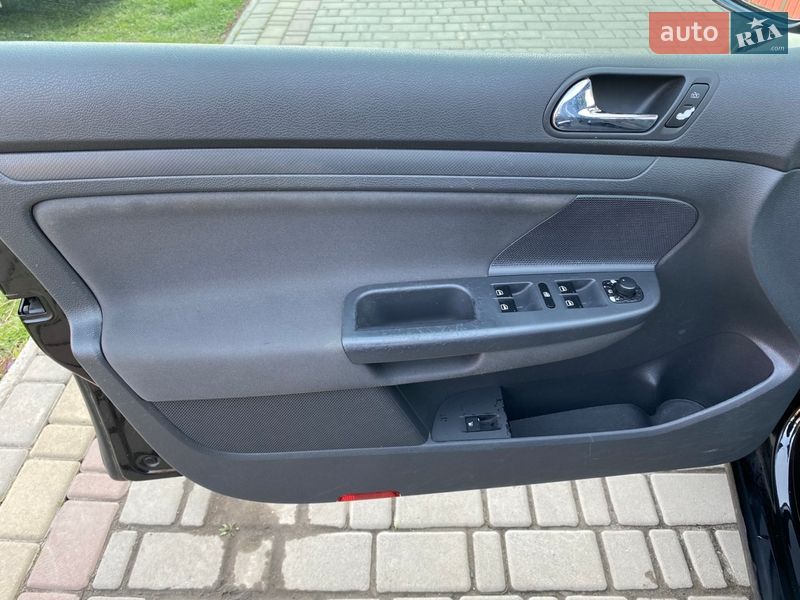 Хэтчбек Volkswagen Golf 2004 в Луцке