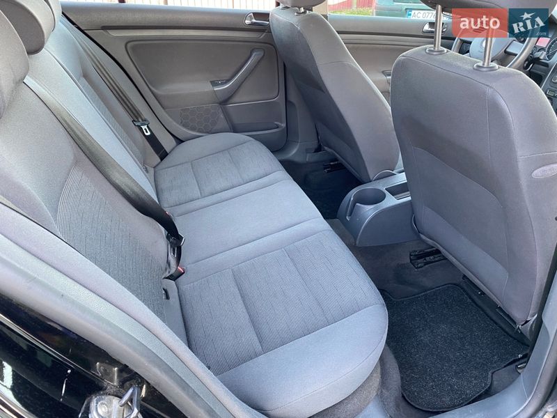 Хэтчбек Volkswagen Golf 2004 в Луцке