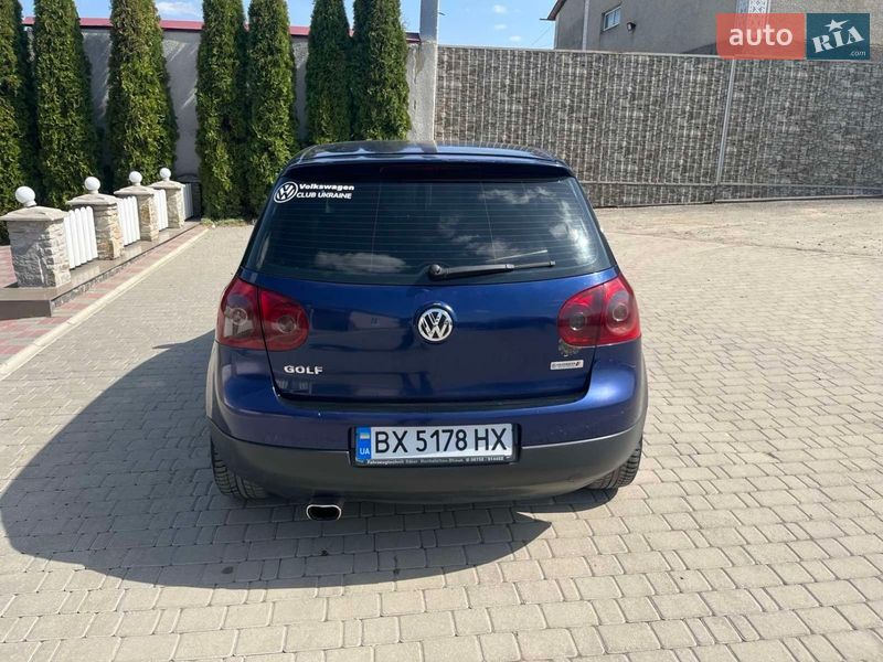 Хэтчбек Volkswagen Golf 2005 в Новой Ушице