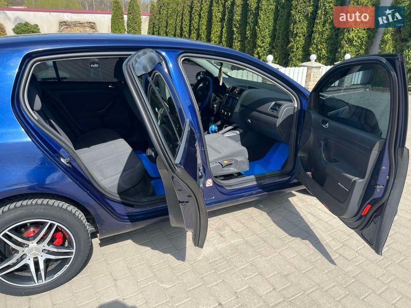 Хэтчбек Volkswagen Golf 2005 в Новой Ушице